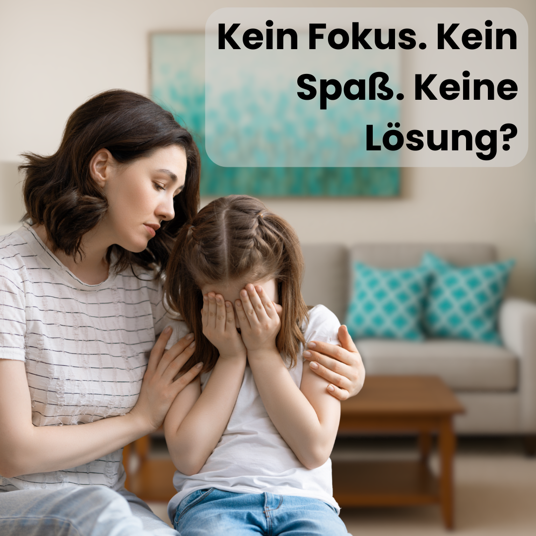 Besorgte Mutter tröstet weinendes Kind im Wohnzimmer, daneben Text „Kein Fokus. Kein Spaß. Keine Lösung?“ – Symbolbild für Konzentrationsprobleme bei Kindern und fehlende Unterstützung im Alltag.