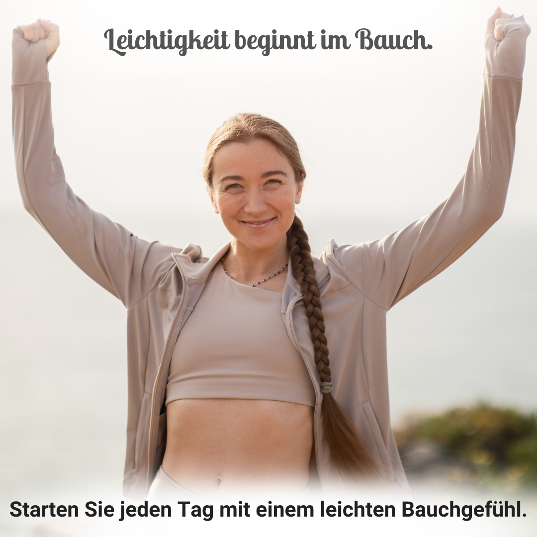 Glückliche sportliche Frau zeigt ein gutes Bauchgefühl. Probiotika Gummies fördern eine gesunde Verdauung, sorgen für Leichtigkeit im Bauch und unterstützen das tägliche Wohlbefinden.